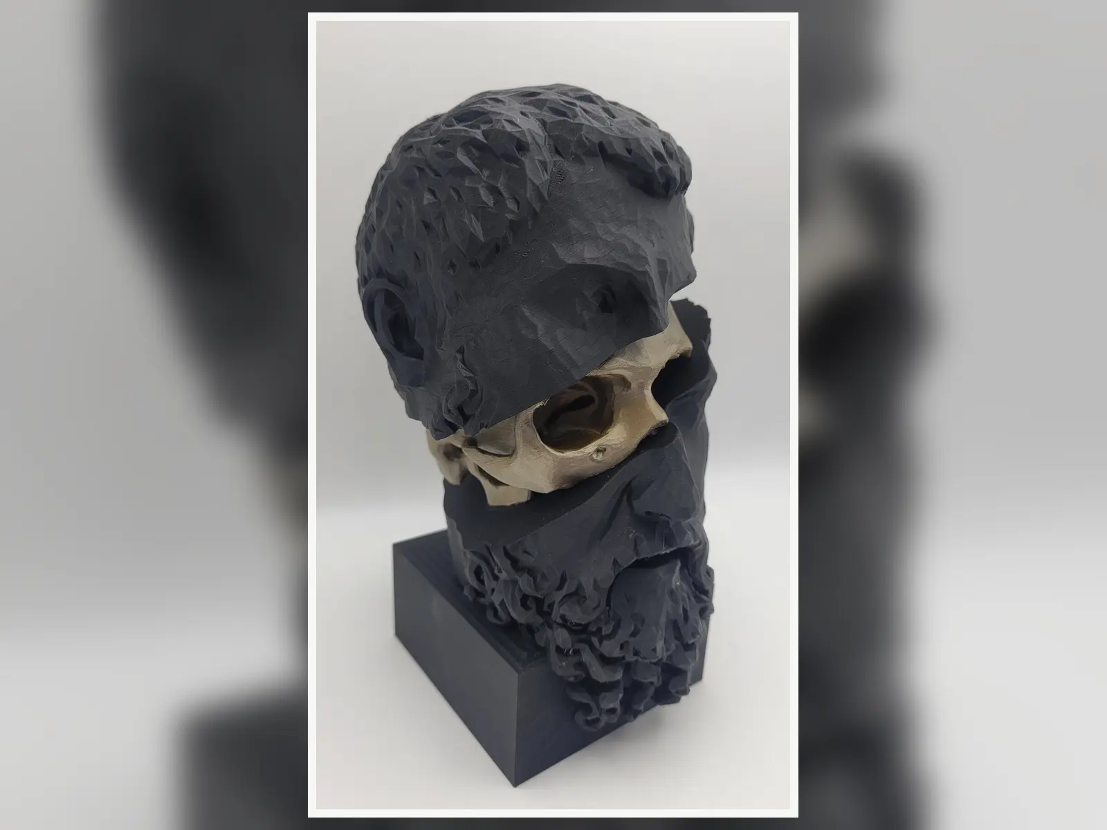 Mehrteilige zweifarbige 3D-gedruckte Charakterbüste mit feinen geometrischen Details
